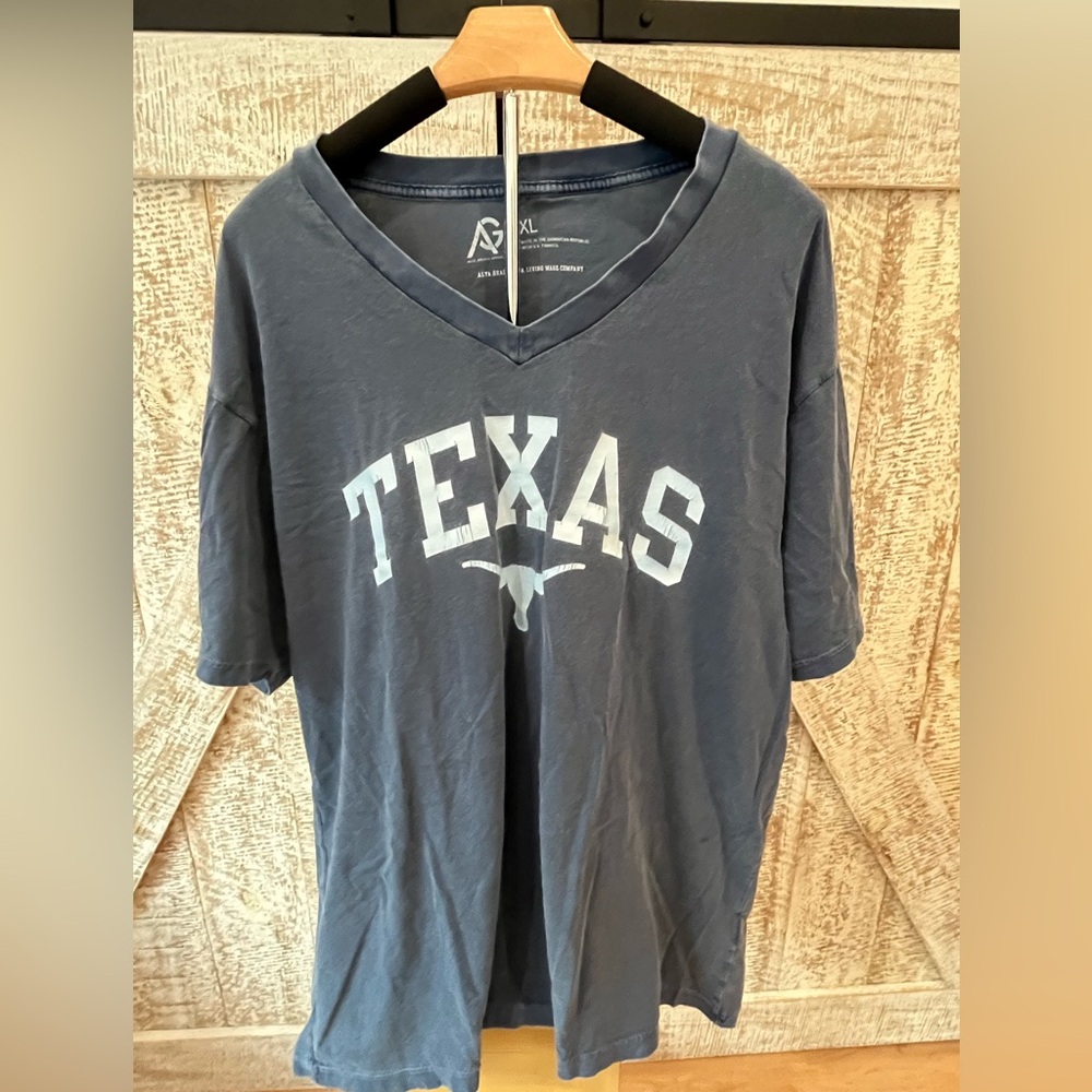 Women’s Alta Gracia Texas Blue v-neck T-shirt size XL